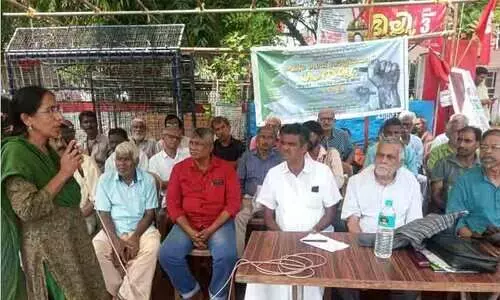 Organized dharna against media poaching
