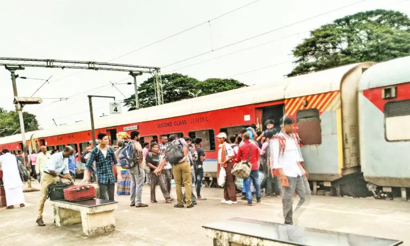 ട്രെ​യി​നു​ക​ളു​ടെ വൈ​കി ഓ​ട്ട​വും തി​ര​ക്കും; യാ​ത്ര​ക്കാ​ർ ദു​രി​ത​ത്തി​ൽ