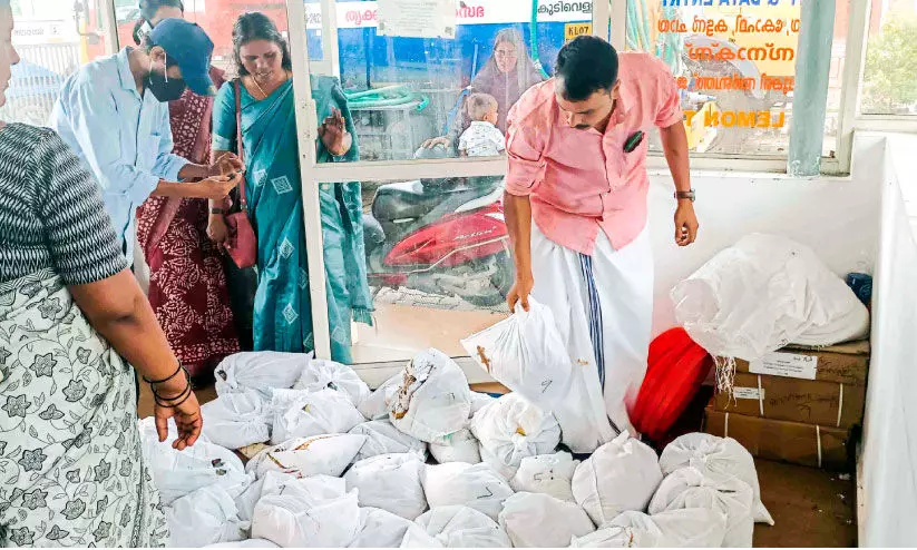 അതിദരിദ്രർക്കായി എത്തിച്ച; ഭക്ഷ്യക്കിറ്റ് നശിച്ച നിലയിൽ
