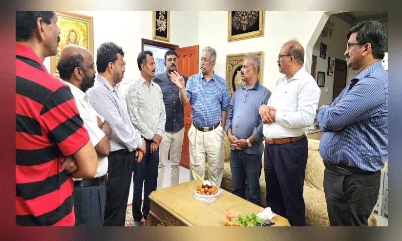 44 വർഷമായി പവിഴദ്വീപിൽ; ഡോ. പി.വി. ചെറിയാനെ ആദരിച്ചു 44 വർഷമായി പവിഴദ്വീപിൽ; ഡോ. പി.വി. ചെറിയാനെ ആദരിച്ചു