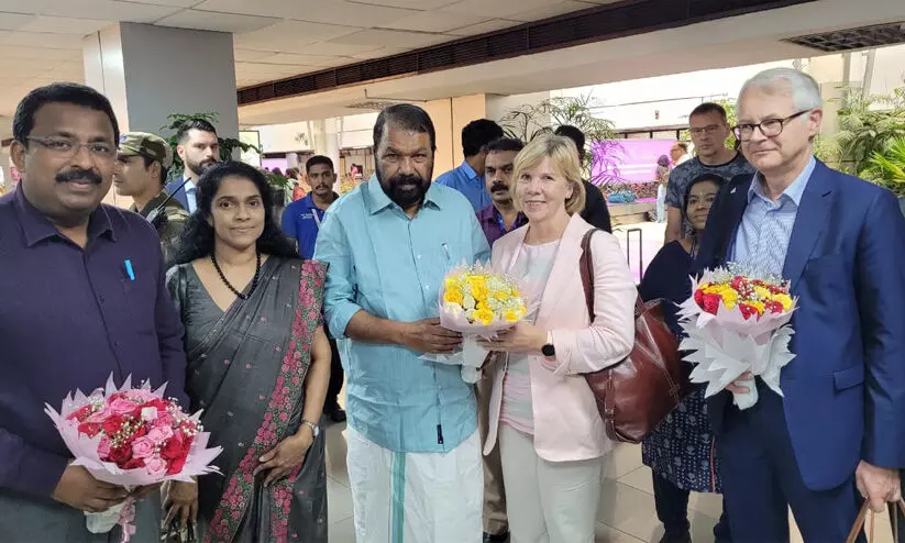 ഫിൻലാൻഡ് സംഘം കേരളത്തിൽ; വി. ശിവൻകുട്ടിയുടെ നേതൃത്വത്തിൽ വിമാനത്താവളത്തിൽ സ്വീകരിച്ചു ഫിൻലാൻഡ് സംഘം കേരളത്തിൽ; വി. ശിവൻകുട്ടിയുടെ നേതൃത്വത്തിൽ വിമാനത്താവളത്തിൽ സ്വീകരിച്ചു