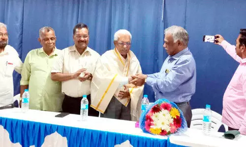 ടി.​ഐ. സു​ബ്ര​ന് യാ​ത്ര​യ​യ​പ്പ് ന​ൽ​കി