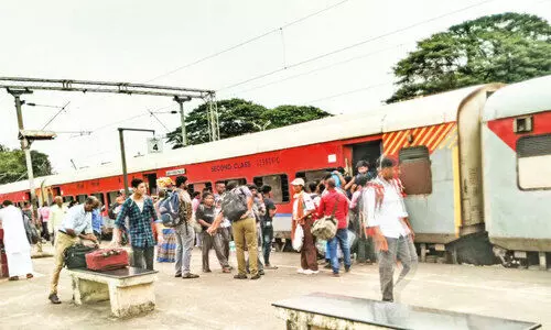 ട്രെ​യി​നു​ക​ളു​ടെ വൈ​കി ഓ​ട്ട​വും തി​ര​ക്കും; യാ​ത്ര​ക്കാ​ർ ദു​രി​ത​ത്തി​ൽ