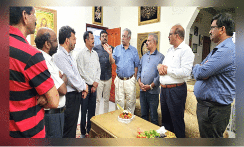 44 വ​ർ​ഷ​മാ​യി പ​വി​ഴ​ദ്വീ​പി​ൽ; ഡോ. ​പി.​വി. ചെ​റി​യാ​നെ ആ​ദ​രി​ച്ചു