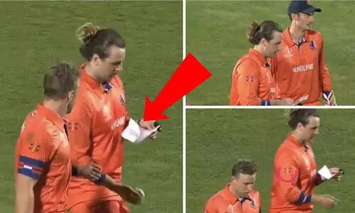 ‘ആ കുറിപ്പിലെ രഹസ്യം എന്തായിരുന്നു?’; ദക്ഷിണാഫ്രിക്കയെ അട്ടിമറിച്ച നെതർലാൻഡ്സ് ടീമിനോട് ചോദ്യവുമായി ആരാധകർ