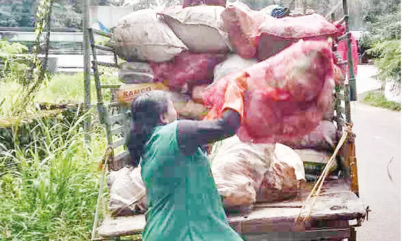 സ​മ​ര കോ​ലാ​ഹ​ല​ങ്ങ​ള​ട​ങ്ങി; ഏ​ലം​കു​ള​ത്ത് സു​ഗ​മ​മാ​യി മാ​ലി​ന്യ നീ​ക്കം