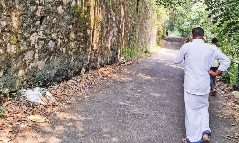 ഐ.​ഒ.​സി പ്ലാ​ന്റ് ചു​റ്റു​മ​തി​ല്‍ പൊ​ളി​ച്ചു പ​ണി​യ​ല്‍; ടെ​ന്‍ഡ​ര്‍ ഏ​റ്റെ​ടു​ക്കാ​നാ​ളി​ല്ല