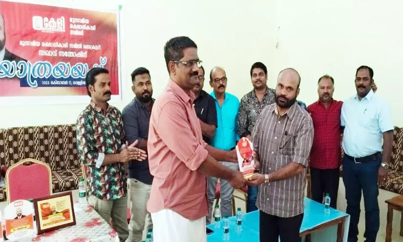 സ​ന്തോ​ഷ് മ​തി​ല​ക​ത്തി​ന് കേ​ളി യാ​ത്ര​യ​യ​പ്പ് ന​ൽ​കി