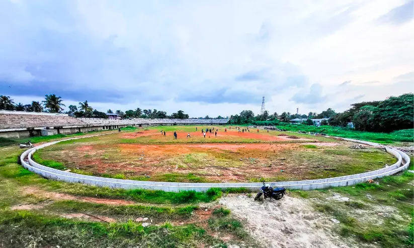 എന്നുതീരും? ഇ.എം.എസ് സ്റ്റേഡിയം നവീകരണം