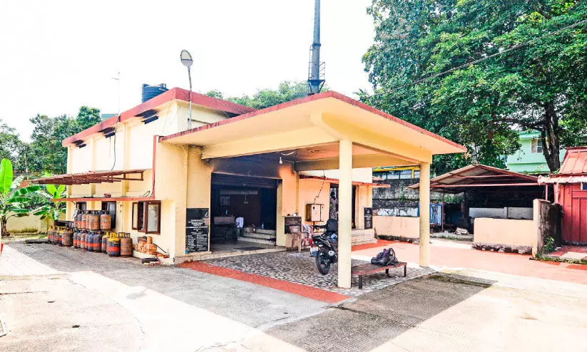 ജനറേറ്ററില്ല, വെള്ളമില്ല, യന്ത്രങ്ങളിലൊന്ന്​ പണിമുടക്കിൽ; പരാധീനതകളിൽ മുട്ടമ്പലം ശ്​മശാനം