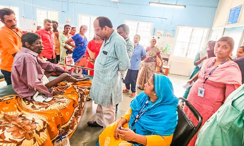 ബ​ന്ധു​ക്ക​ള്‍ ആ​ശു​പ​ത്രി​യി​ൽ ഉ​പേ​ക്ഷി​ച്ച പീ​താം​ബ​ര​നെ ജ​ന​സേ​വ​ന​കേ​ന്ദ്രം ഏ​റ്റെ​ടു​ത്തു