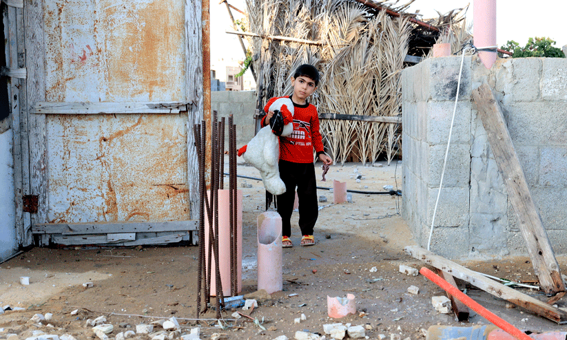 യുദ്ധത്തിനു മുന്നിൽ പകച്ച്​ ഒരു ഫലസ്​തീൻ കുട്ടി