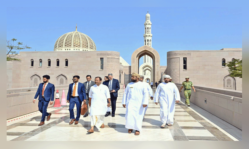 വി. മുരളീധരൻ ഗ്രാൻഡ് മോസ്ക് സന്ദർശിച്ചു വി. മുരളീധരൻ ഗ്രാൻഡ് മോസ്ക് സന്ദർശിച്ചു