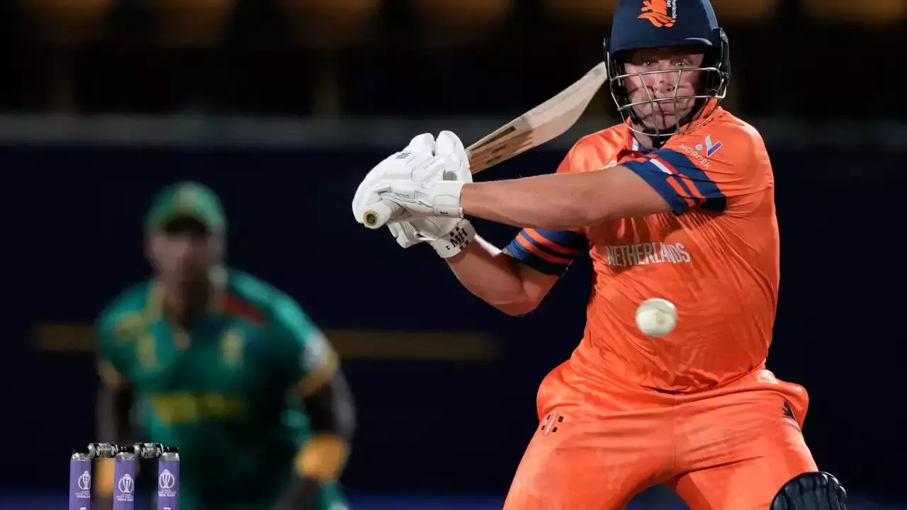 ‘വാൻ ഡെർ മെർവ്’; ദക്ഷിണാഫ്രിക്കയെ വിറപ്പിച്ചത് മുമ്പ് ടീമിൽ നിന്നൊഴിവാക്കിയ താരം