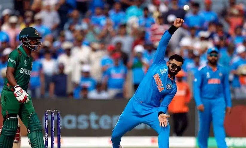 പരിക്കേറ്റ ഹാർദിക്കിന്റെ ഓവർ പൂർത്തിയാക്കി കോഹ്ലി; മൂന്നു പന്തിൽ വഴങ്ങിയത്... പരിക്കേറ്റ ഹാർദിക്കിന്റെ ഓവർ പൂർത്തിയാക്കി കോഹ്ലി; മൂന്നു പന്തിൽ വഴങ്ങിയത്...