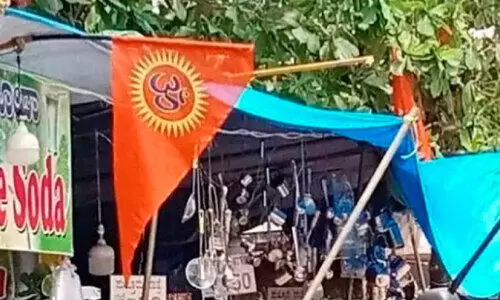 കാവിയണിഞ്ഞ് മംഗളാദേവി നവരാത്രി വിപണി