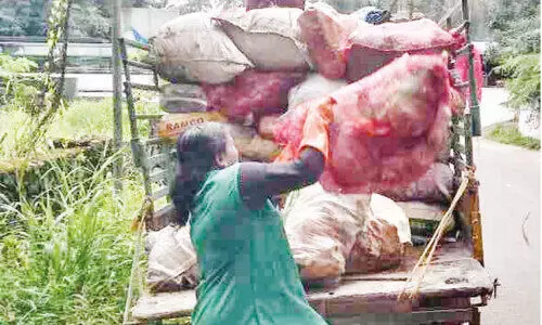 സ​മ​ര കോ​ലാ​ഹ​ല​ങ്ങ​ള​ട​ങ്ങി; ഏ​ലം​കു​ള​ത്ത് സു​ഗ​മ​മാ​യി മാ​ലി​ന്യ നീ​ക്കം