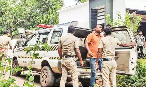 കാ​റും ജീ​പ്പും ക​ത്തി​ച്ച സം​ഭ​വ​ത്തി​ൽ തെ​ളി​വെ​ടു​പ്പ് ന​ട​ത്തി