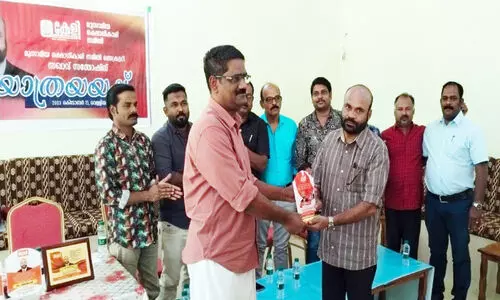 സ​ന്തോ​ഷ് മ​തി​ല​ക​ത്തി​ന് കേ​ളി യാ​ത്ര​യ​യ​പ്പ് ന​ൽ​കി