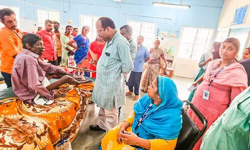 ബ​ന്ധു​ക്ക​ള്‍ ആ​ശു​പ​ത്രി​യി​ൽ ഉ​പേ​ക്ഷി​ച്ച പീ​താം​ബ​ര​നെ ജ​ന​സേ​വ​ന​കേ​ന്ദ്രം ഏ​റ്റെ​ടു​ത്തു