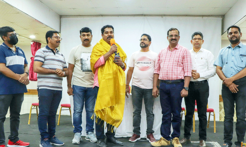 രവി കുണ്ടില് റാക് നന്മ ഭാരവാഹികളില്നിന്ന് ആദരവ് സ്വീകരിക്കുന്നു രവി കുണ്ടില് റാക് നന്മ ഭാരവാഹികളില്നിന്ന് ആദരവ് സ്വീകരിക്കുന്നു