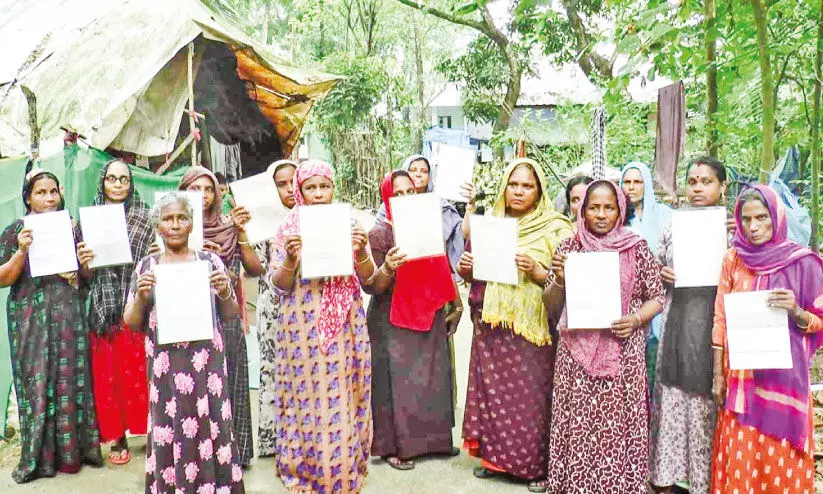 പുറമ്പോക്ക് ഭൂമിയിലെ കുടുംബങ്ങൾക്ക്  നോട്ടീസ് നൽകിയതിൽ വൻ പ്രതിഷേധം