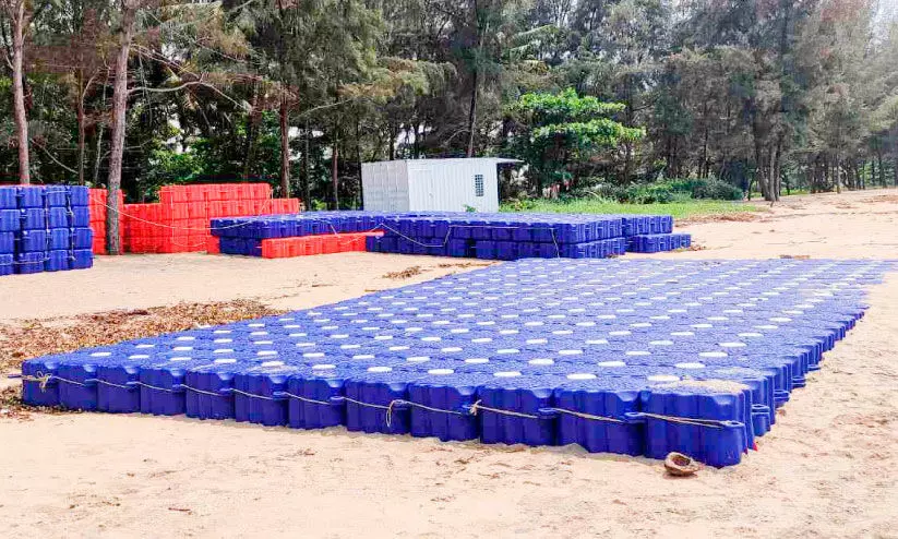 ഒഴുകിനടക്കാം തിരമാലകൾക്കൊപ്പം; കുഴിപ്പിള്ളിയിൽ ഫ്ലോട്ടിങ് ബ്രിഡ്ജ് ഒരുങ്ങുന്നു