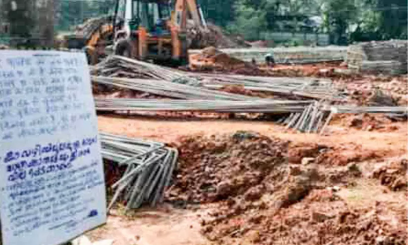 റോഡിന്റെ ശോച്യാവസ്ഥ; വിവിധ ഭാഷകളിൽ നോട്ടീസ്​ പതിച്ച്​ നാട്ടുകാരുടെ പ്രതിഷേധം