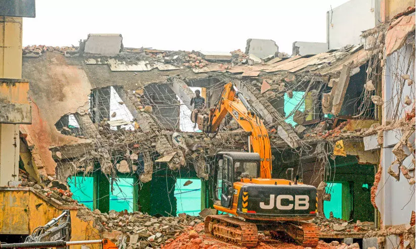 തിരുനക്കര ബസ് സ്റ്റാൻഡ് കെട്ടിടത്തിൽനിന്ന് വീണ്ടും പ്ലാസ്റ്ററിങ് അടർന്നുവീണു തിരുനക്കര ബസ് സ്റ്റാൻഡ് കെട്ടിടത്തിൽനിന്ന് വീണ്ടും പ്ലാസ്റ്ററിങ് അടർന്നുവീണു