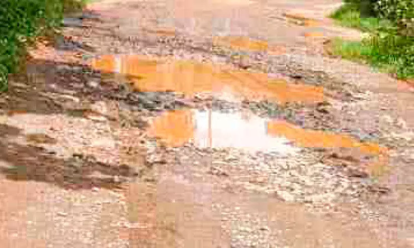 കാവനാൽകടവ്-നെടുംകുന്നം റോഡിൽ വാഹനയാത്ര ദുസ്സഹം കാവനാൽകടവ്-നെടുംകുന്നം റോഡിൽ വാഹനയാത്ര ദുസ്സഹം