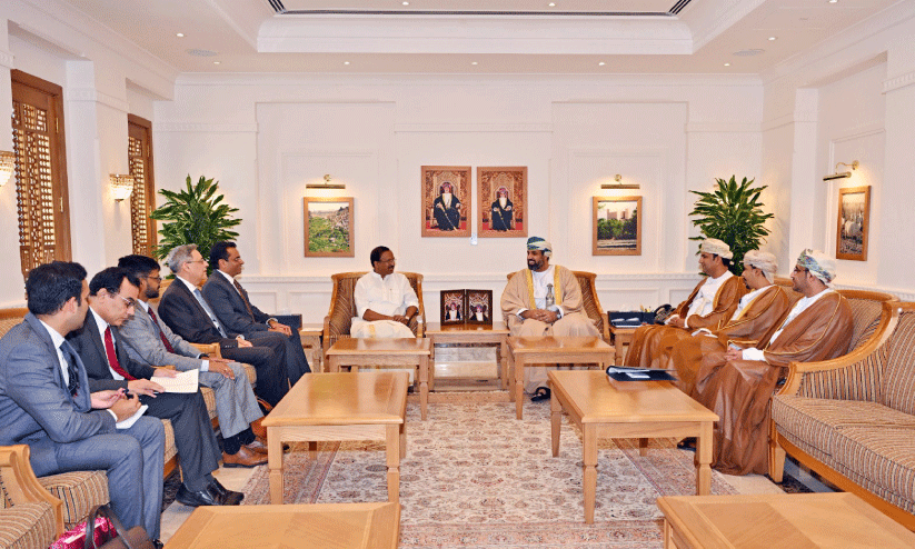 ഇ​ന്ത്യ​ൻ പാ​ർ​ല​മെ​ന്റ്​-​വി​ദേ​ശ​കാ​ര്യ സ​ഹ​മ​ന്ത്രി വി. ​മു​ര​ളീ​ധ​ര​ൻ  ഒ​മാ​ൻ തൊ​ഴി​ൽ മ​​ന്ത്രി ഡോ. ​മ​ഹ​ദ് ബി​ൻ സ​ഈ​ദ് ബ​ഒ​വീ​നു​മാ​യി കൂ​ടി​ക്കാ​ഴ്ച ന​ട​ത്തു​ന്നു