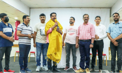 ര​വി കു​ണ്ടി​ല്‍ റാ​ക് ന​ന്മ ഭാ​ര​വാ​ഹി​ക​ളി​ല്‍നി​ന്ന് ആ​ദ​ര​വ് സ്വീ​ക​രി​ക്കു​ന്നു