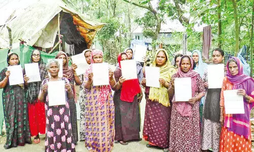 പുറമ്പോക്ക് ഭൂമിയിലെ കുടുംബങ്ങൾക്ക്  നോട്ടീസ് നൽകിയതിൽ വൻ പ്രതിഷേധം