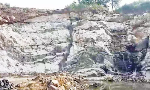 അനധികൃത ക്വാറി പ്രവർത്തനം: വാഹനങ്ങൾ പിടികൂടി അനധികൃത ക്വാറി പ്രവർത്തനം: വാഹനങ്ങൾ പിടികൂടി