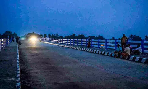 പാറപ്പുറം-വല്ലംകടവ് പാലം ഇരുട്ടിൽ