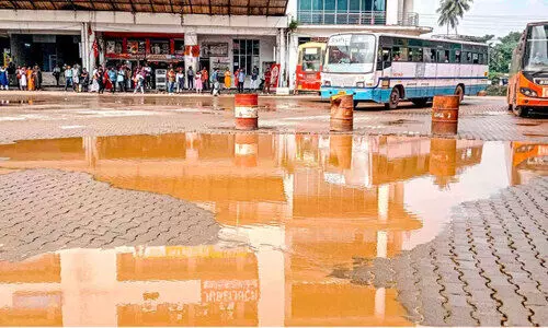 പ്ര​തി​പ​ക്ഷം ഇ​ന്ന് വ​ഞ്ചി​യി​റ​ക്കി പ്ര​തി​ഷേ​ധി​ക്കും; ചളിക്കുളമായി അങ്കമാലി കെ.എസ്.ആർ.ടി.സി സ്റ്റാൻഡ്