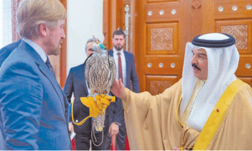 റ​ഷ്യ​ൻ സം​ഘം അ​പൂ​ർ​വ​യി​നം സൈ​ബീ​രി​യ​ൻ ഫാ​ൽ​ക്ക​ണി​നെ ഹ​മ​ദ് രാ​ജാ​വി​ന് സ​മ്മാ​നി​ക്കു​ന്നു