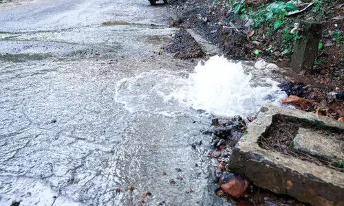 ജലവിതരണ പൈപ്പുകള്‍ പൊട്ടി; കുടിവെള്ളംമുട്ടി ജനം