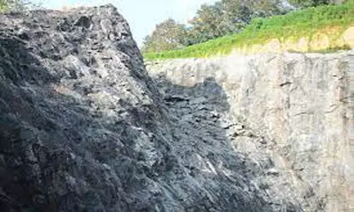 പെ​രു​നാ​ട്ടി​ൽ അ​ന​ധി​കൃ​ത പാ​റ ഖ​ന​ന​മെ​ന്ന്​; ത​ട​യ​ണ​മെ​ന്ന്​ ഗ്രാ​മ​സു​ര​ക്ഷാ​സ​മി​തി​