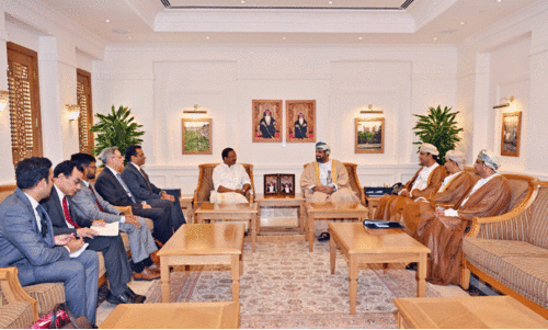 ഇ​ന്ത്യ​ൻ പാ​ർ​ല​മെ​ന്റ്​-​വി​ദേ​ശ​കാ​ര്യ സ​ഹ​മ​ന്ത്രി വി. ​മു​ര​ളീ​ധ​ര​ൻ  ഒ​മാ​ൻ തൊ​ഴി​ൽ മ​​ന്ത്രി ഡോ. ​മ​ഹ​ദ് ബി​ൻ സ​ഈ​ദ് ബ​ഒ​വീ​നു​മാ​യി കൂ​ടി​ക്കാ​ഴ്ച ന​ട​ത്തു​ന്നു