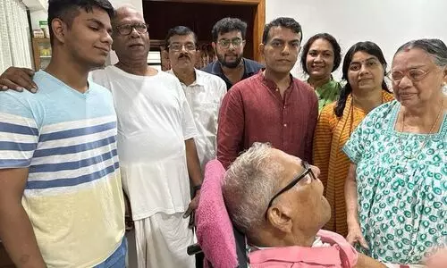 സാർഥകമായ 100 വർഷങ്ങൾ; വി.എസിന്റെ പിറന്നാൾ ആഘോഷ ചിത്രങ്ങൾ പങ്കുവെച്ച് മകൻ