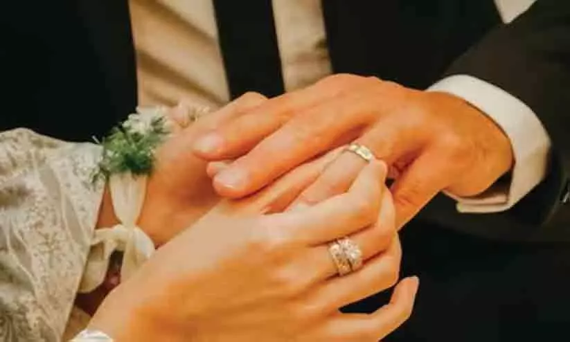 വിവാഹ മോതിരത്തിന് ജോലി സ്ഥലത്ത് വിലക്ക്; മോതിര കമ്പനി തുടങ്ങി യുവാവ്