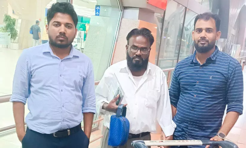 10 വ​ർ​ഷ​ത്തെ ദു​രി​ത​ങ്ങ​ൾ​ക്ക് ശേ​ഷം നാ​ട​ണ​യു​ന്ന ത​മി​ഴ്നാ​ട്സ്വ​ദേ​ശി ഇ​മ്രാ​ൻ വി​മാ​ന​ത്താ​വ​ള​ത്തി​ൽ കെ.​എം.​സി.​സി  പ്ര​വ​ർ​ത്ത​ക​രോ​ടൊ​പ്പം