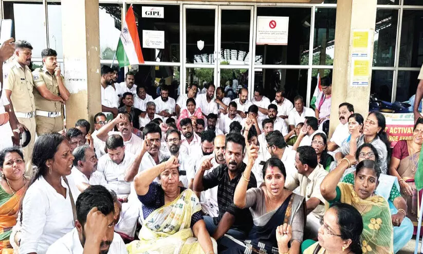 Tollplaza encirclement campaign by Congress against Paliyekkara toll theft Tollplaza encirclement campaign by Congress against Paliyekkara toll theft