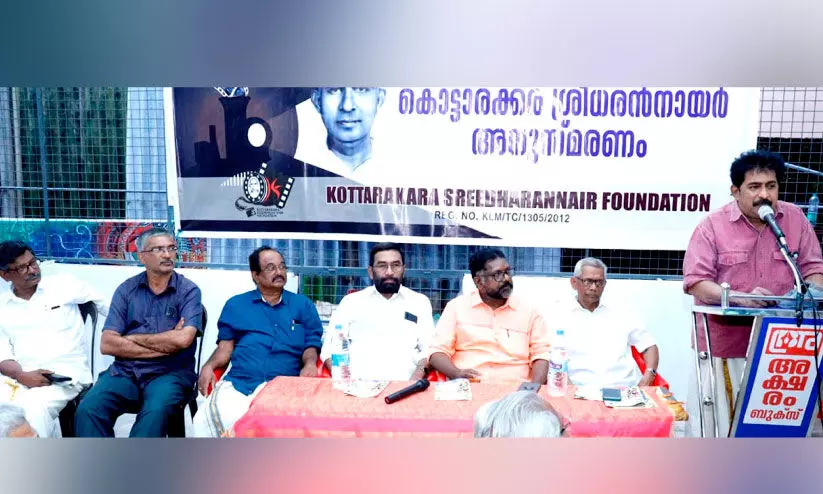 കൊ​ട്ടാ​ര​ക്ക​ര ശ്രീ​ധ​ര​ൻ നാ​യ​ർ അ​നു​സ്മ​ര​ണ സ​മ്മേ​ള​ന​ത്തി​ൽ ന​ട​നും കെ.​എ​സ്.​എ​ഫ്.​ഡി.​സി  വൈ​സ്​ ചെ​യ​ർ​മാ​നു​മാ​യ പ്രേം​കു​മാ​ർ സം​സാ​രി​ക്കു​ന്നു