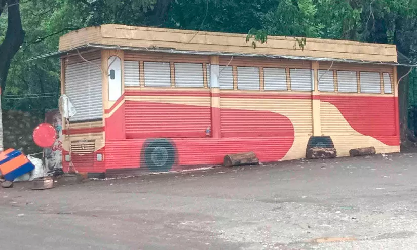 പത്തനാപുരത്ത് ഷോപ്സ് ഓണ് വീല്സിന്റെ ഭാഗമായി തയാറാക്കിയ ബസ് പത്തനാപുരത്ത് ഷോപ്സ് ഓണ് വീല്സിന്റെ ഭാഗമായി തയാറാക്കിയ ബസ്