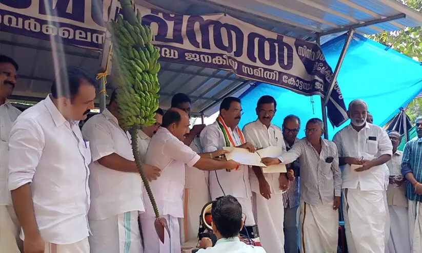 സിൽവർ ലൈൻ വിരുദ്ധ ജനകീയ സമിതി പഠന റിപ്പോർട്ട് പ്രകാശനം ചെയ്തു സിൽവർ ലൈൻ വിരുദ്ധ ജനകീയ സമിതി പഠന റിപ്പോർട്ട് പ്രകാശനം ചെയ്തു