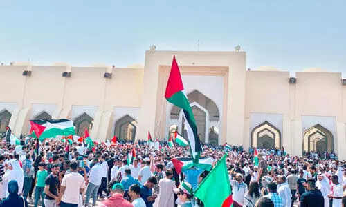 ദോ​ഹ​യി​ലെ ഇ​മാം അ​ബ്ദു​ൽ​വ​ഹാ​ബ് പ​ള്ളി​ക്ക് പു​റ​ത്ത് ഫ​ല​സ്തീ​ൻ ഐ​ക്യ​ദാ​ർ​ഢ്യ​വു​മാ​യി ഒ​ത്തു​ചേ​ർ​ന്ന​വ​ർ