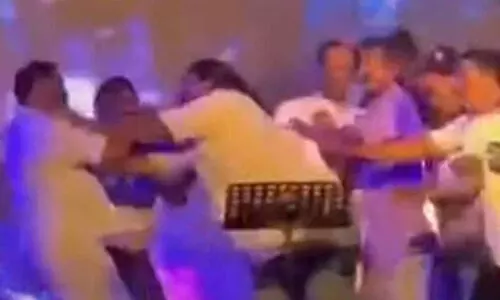 ഗാനമേളക്കിടെ കണ്ണൂർ മേയർക്ക് മർദനം ഗാനമേളക്കിടെ കണ്ണൂർ മേയർക്ക് മർദനം