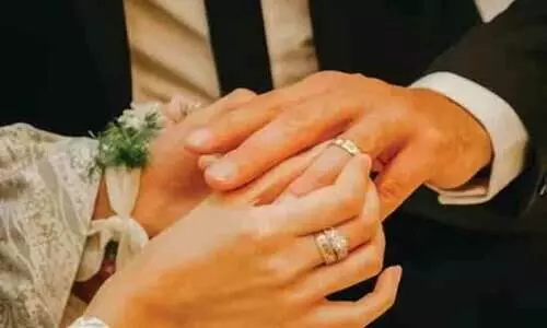 വിവാഹ മോതിരത്തിന് ജോലി സ്ഥലത്ത് വിലക്ക്; മോതിര കമ്പനി തുടങ്ങി യുവാവ്